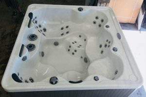 Marquis-Hot-tub-1