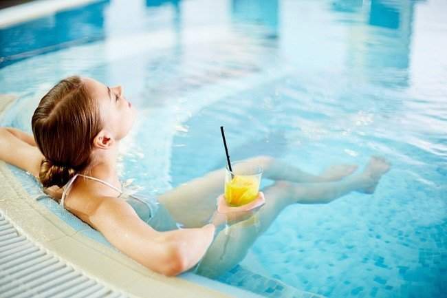 hot tub safety tips - avoid glass or ceramic containers