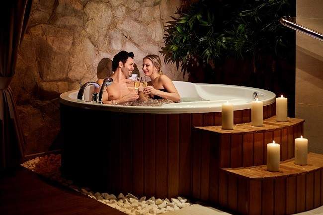 Benefits Of A Luxury Hot Tub With The One You Love 