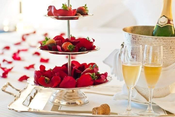 Chocolate Dipped Strawberries with Champagne 